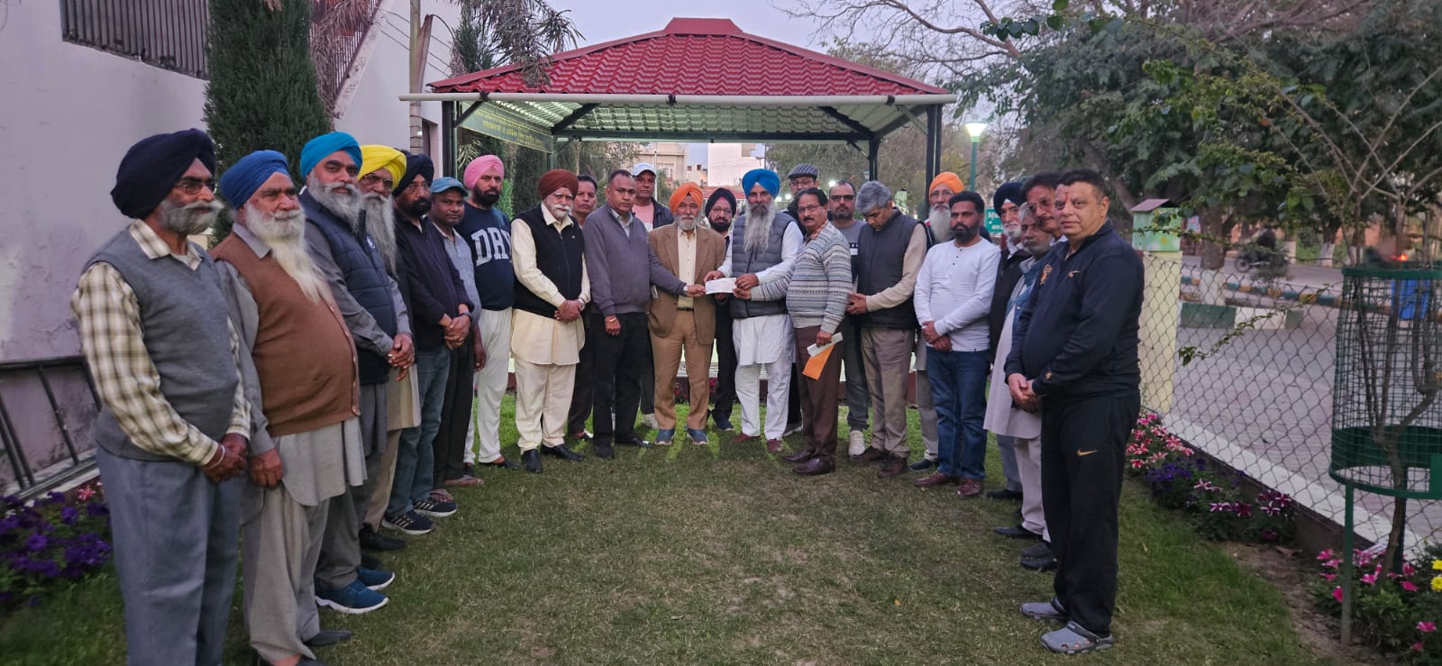 ਸਮਾਜ ਸੇਵੀ ਹਰਦੇਵ ਸਿੰਘ ਕਾਹਮਾ ਵੱਲੋਂ ਪਬਲਿਕ ਪਾਰਕ ਕਮੇਟੀ ਨੂੰ 2 ਲੱਖ ਰੁਪਏ ਦਾ ਚੈੱਕ ਭੇਟ
